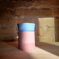 Rosa grande y azul pequeña
