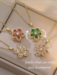 Image 1 of BIJOUX - Collier de mode pour femmes rotatif en forme de fleur de prune en cuivre et zircone 