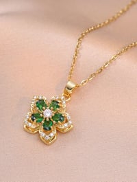 Image 3 of BIJOUX - Collier de mode pour femmes rotatif en forme de fleur de prune en cuivre et zircone 