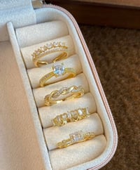 Image 1 of BIJOUX - Ensemble de 5 bagues de conception tressées de luxe incarnsées en zircone 