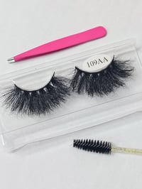 Image 2 of The Queen of Lashes 