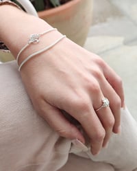 Image 3 of Anillo "FLOR DE BRUJA" Piedra Luna