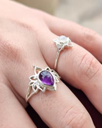 Image 2 of Anillo "FLOR DE BRUJA" Piedra Luna