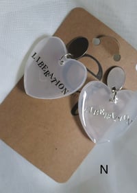 Image 12 of (holografisch/glow in the dark) statement herz ohrringe 