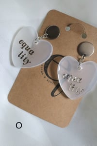 Image 13 of (holografisch/glow in the dark) statement herz ohrringe 