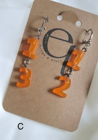 Image 4 of (glow in the dark) statement buchstabenohrringe