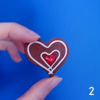Image 2 of Broche coeur de pain d'épices
