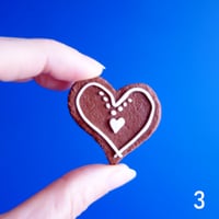 Image 3 of Broche coeur de pain d'épices