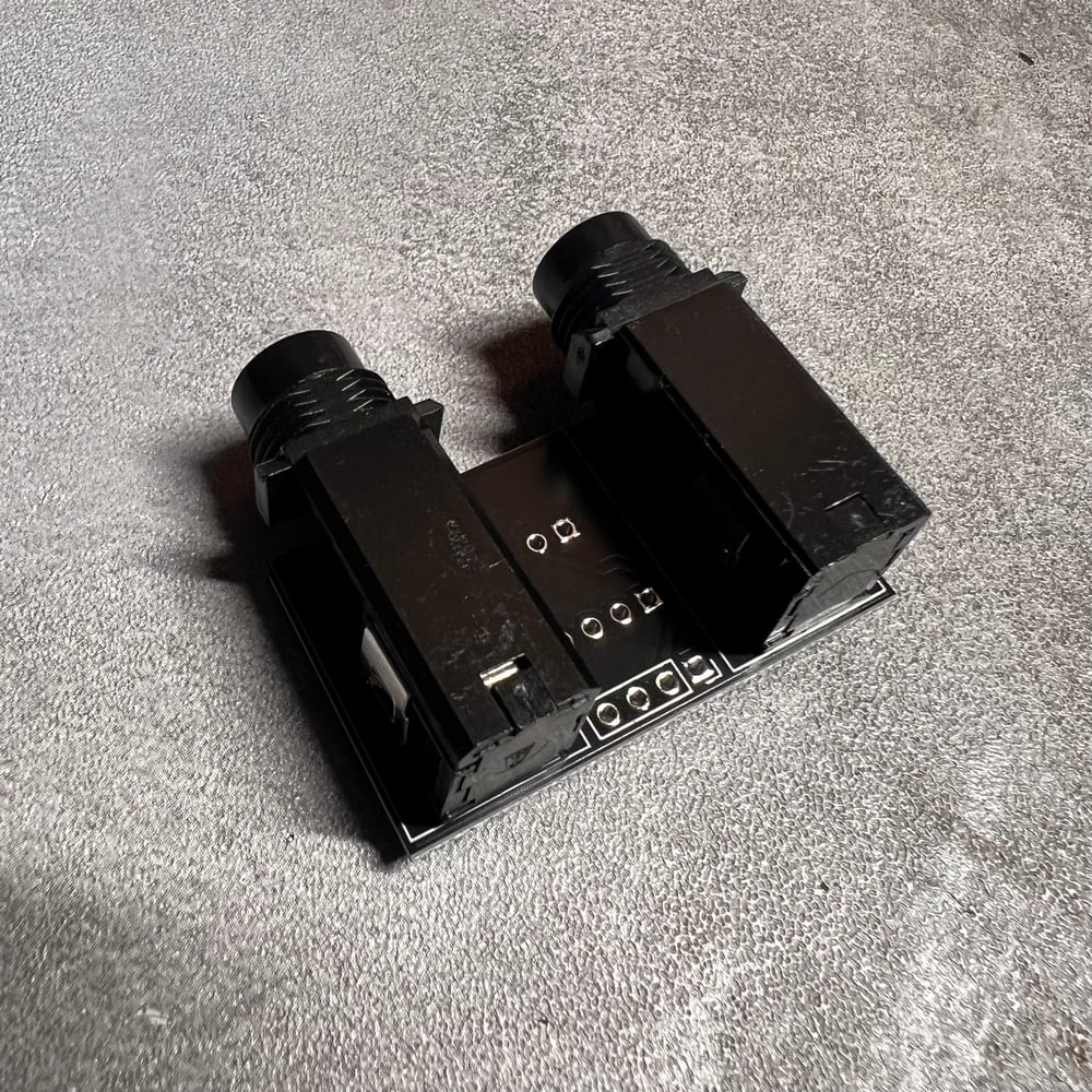 Top-mounted IO board with jack sockets