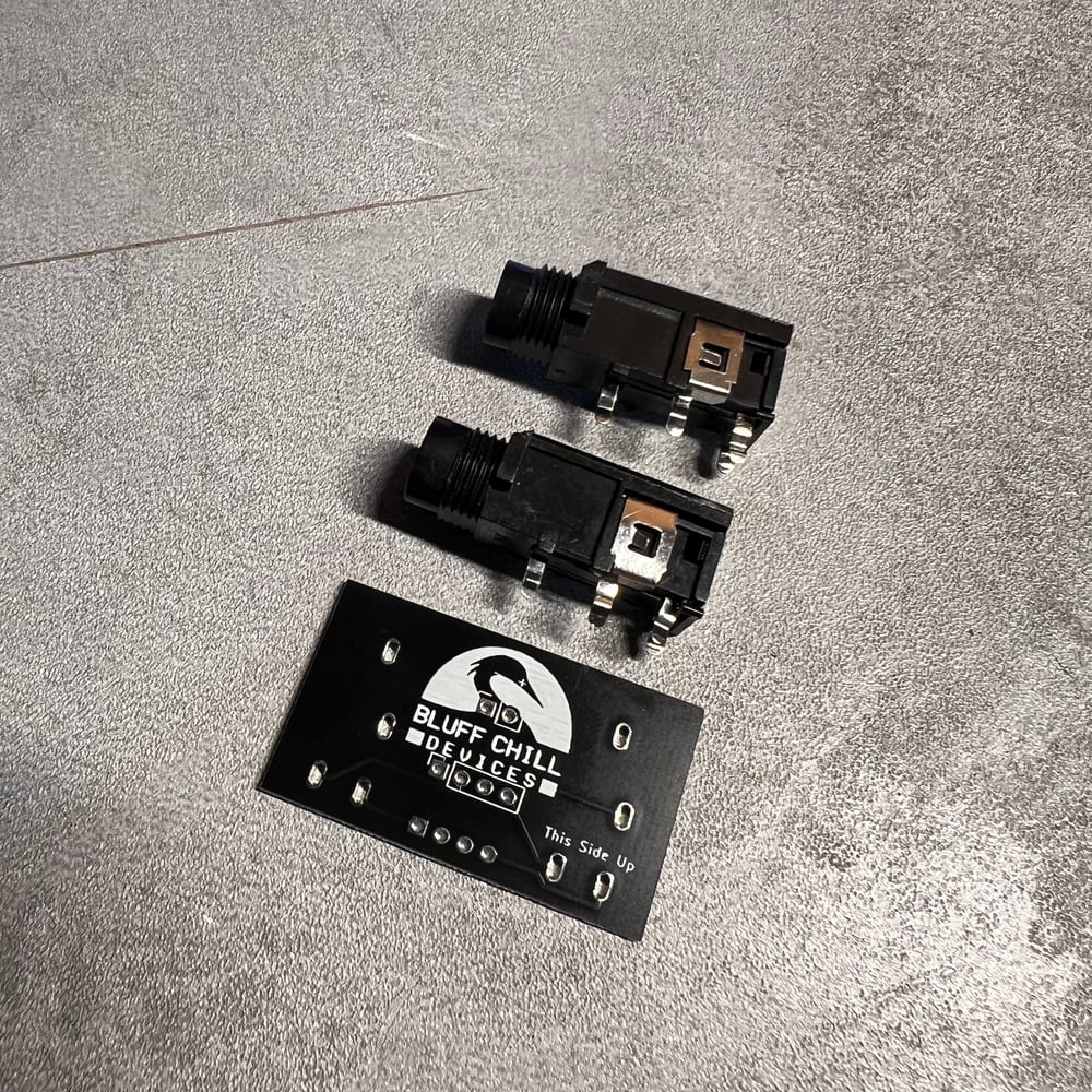 Top-mounted IO board with jack sockets