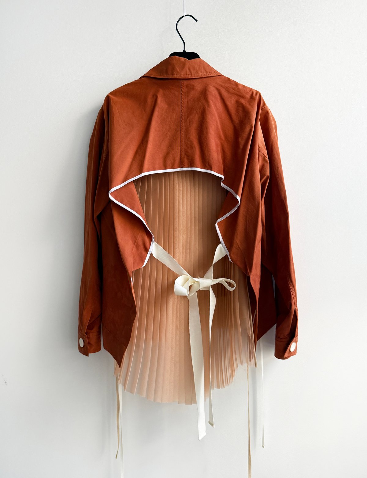 Prototype-artisanal dyed back pleated jacket