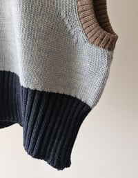 Image 2 of "JANE" VEST_100% EXTRAFINE MERINO light indigo PLANT DYED