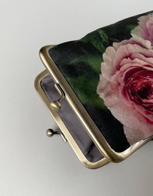 Image of Winter roses, velvet glasses case with kisslock frame