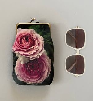 Image of Winter roses, velvet glasses case with kisslock frame