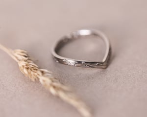 Image of 18ct White Gold 2mm Pressed flower wishbone ring