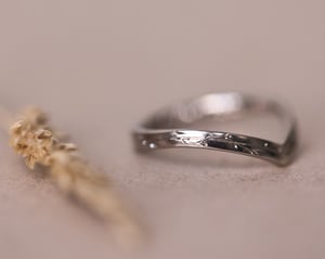 Image of 18ct White Gold 2mm Pressed flower wishbone ring