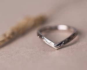 Image of 18ct White Gold 2mm Pressed flower wishbone ring