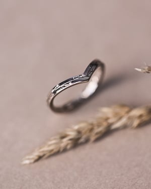 Image of 18ct White Gold 2mm Pressed flower wishbone ring