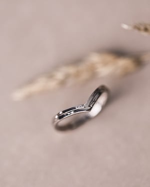 Image of 18ct White Gold 2mm Pressed flower wishbone ring