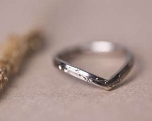 Image of 18ct White Gold 2mm Pressed flower wishbone ring