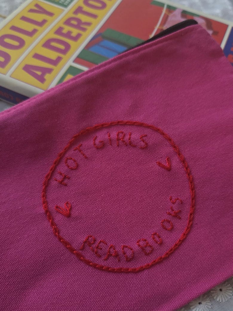 Neceser Hotl girls read books