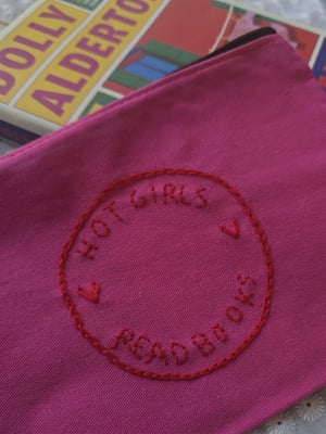 Neceser Hotl girls read books