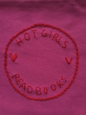 Neceser Hotl girls read books