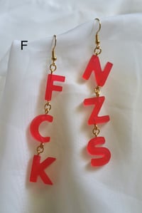 Image 5 of (glow in the dark) statement buchstabenohrringe