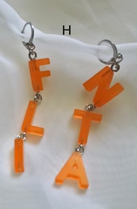 Image 7 of (glow in the dark) statement buchstabenohrringe