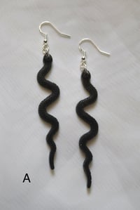 Image 2 of längliche schlangen ohrringe, strukturiert & unstrukturiert