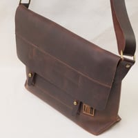 Image 3 of Classic Messenger Medium in vintage dark reddish brown