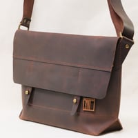 Image 5 of Classic Messenger Medium in vintage dark reddish brown