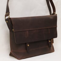 Image 2 of Classic Messenger Medium in vintage dark reddish brown