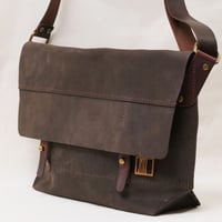 Image 5 of Classic Messenger Medium in dark chocolate