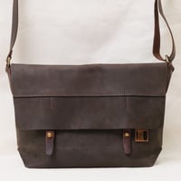 Image 1 of Classic Messenger Medium in dark chocolate