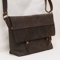Image 2 of Classic Messenger Medium in dark chocolate