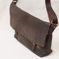 Image 4 of Classic Messenger Medium in dark chocolate