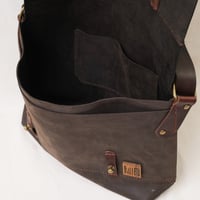 Image 6 of Classic Messenger Medium in dark chocolate