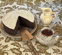 Image 1 of Gâteau au chocolat et sucre factice en papier maché 