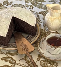 Image 2 of Gâteau au chocolat et sucre factice en papier maché 