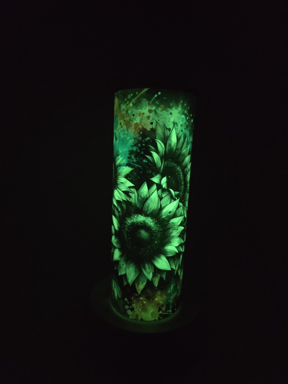 Image of Glow-in-the-Dark Sunflower 20oz Tumbler – Because Your Drinks Deserve a Little Nightlife!