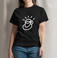 Image 2 of Tacita blanca sobre tshirt negra o chocolate