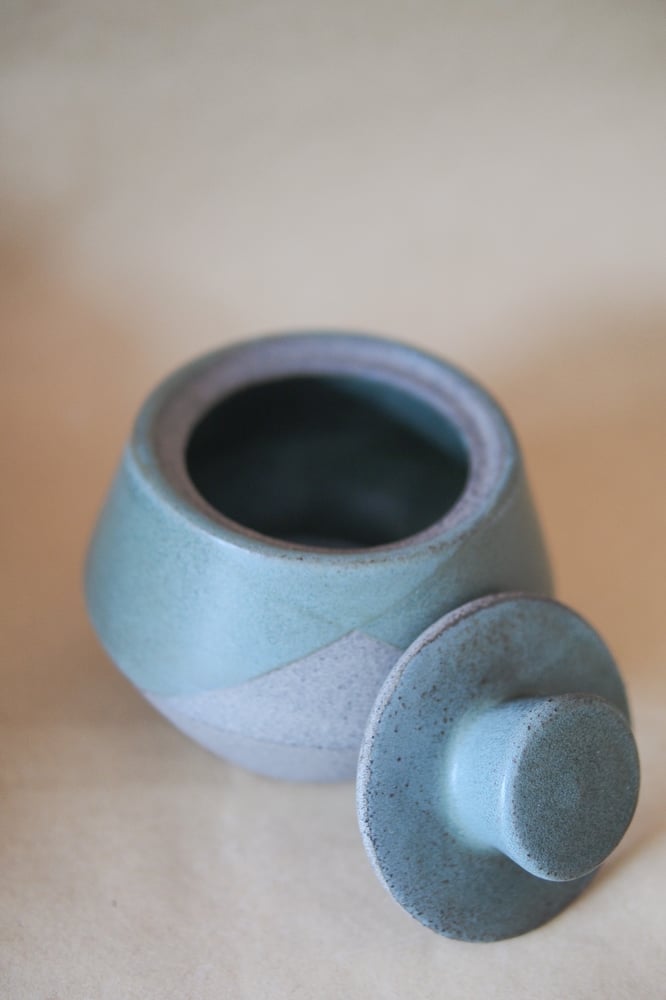 Image of Lidded jar - Pōuriuri