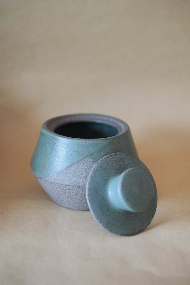 Image of Lidded jar - Pōuriuri