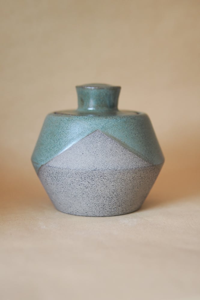 Image of Lidded jar - Pōuriuri
