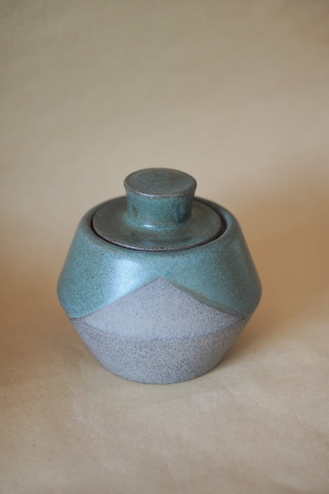 Image of Lidded jar - Pōuriuri