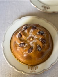 Image 1 of Kouglof «amandes chocolat » factice en papier mâché 