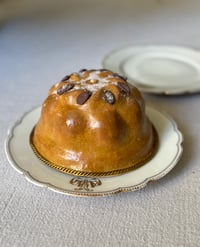 Image 2 of Kouglof «amandes chocolat » factice en papier mâché 