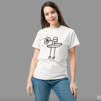 Image 3 of Tacita Extraterrestre sobre t-shirt blanca