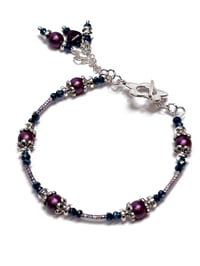 Image 1 of 1PC. DEEP ORCHID/METALLIC BLUE FIRE POLISHED GLASS BEADED MEMORY WIRE BRACELET